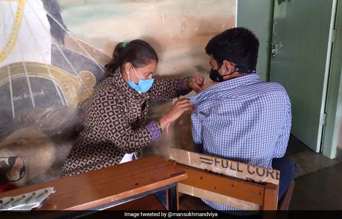 भारत में कोरोना टीकाकरण करवाते हुए 15-18 साल के किशोर, देखिए तस्वीरें