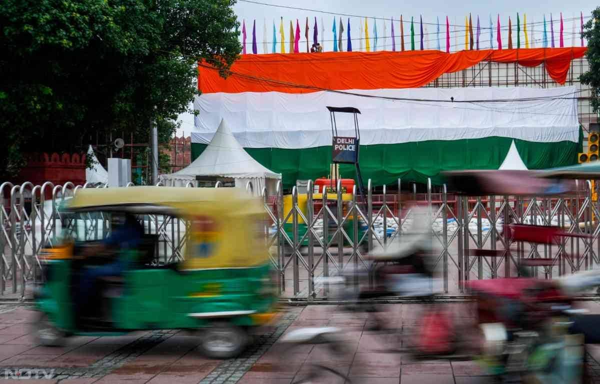 स्वतंत्रता दिवस के जश्न के लिए लाल किला पूरी तरह से सजकर तैयार है. यहां पर सुरक्षा व्यवस्था भी चाक-चौबंद कर दी गई है. पीएम मोदी लगातार 11वीं बार लाल किले की प्राचीर से तिरंगा फहराएंगे.