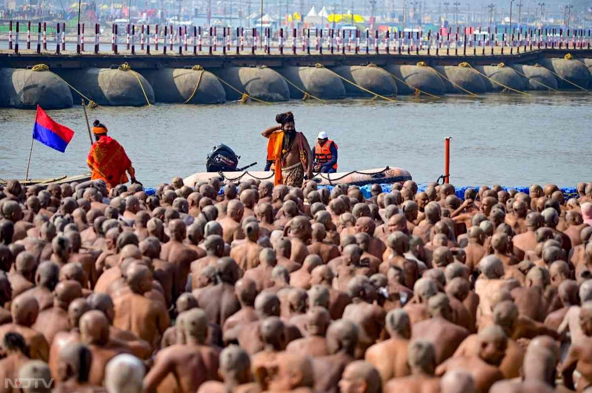 उसे तीन साल तक गुरुओं की सेवा करनी होती है और अखाड़ा के नियमों को समझना होता है.