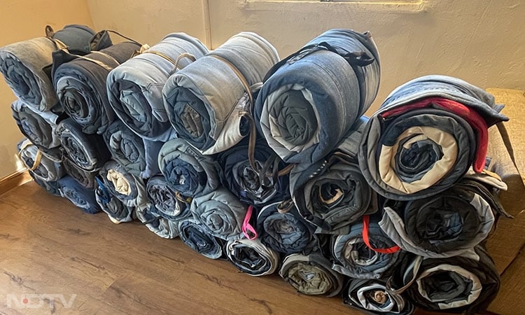17 Year Old Repurposes Old Jeans To Provide Warmth To Homeless