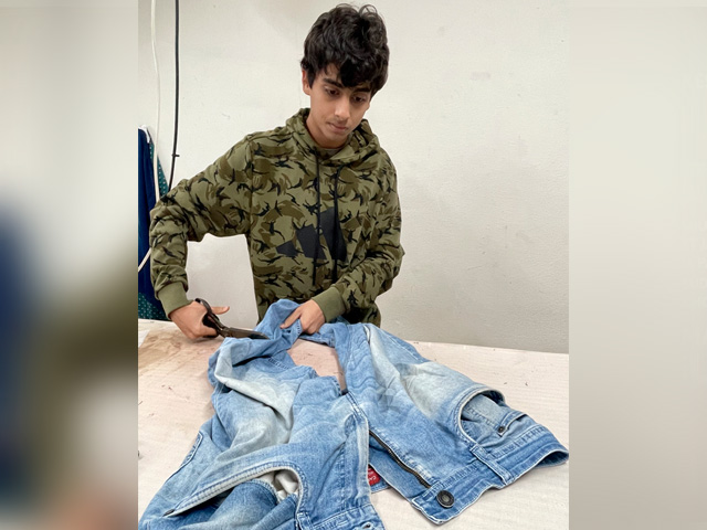 17 Year Old Repurposes Old Jeans To Provide Warmth To The Homeless