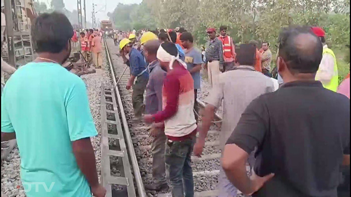 पूर्वी तटीय रेलवे क्षेत्र के मुख्य जनसंपर्क अधिकारी ने बताया कि यह दुर्घटना लगभग शाम सात बजे पूर्वी तटीय रेलवे क्षेत्र के वाल्टेयर उपखंड के विजयनगरम-कोत्तावलासा रेलवे सेक्शन में अलामंदा और कांतकपल्ले के बीच हुई. फोटो: पीटीआई