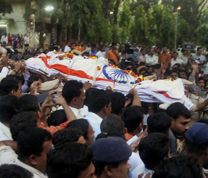 The body of Additional Police Commissioner Ashok Kamte, was cremated with State honours at the Vaikunth cremotorium on November 27, 2008. A large number of high-ranking police officers participated in the funeral procession, including: Police Commissioner Satyapal Singh, Joint Commissioner of Police Rajendra Sonawane and district collector Chandrakant Dalvi. Around 3,000 people were present.(AFP photo)
<br><br>
<b>NDTV's tribute to Mumbai martyrs</b><br><br>

<object width="192" height="20" data="http://drop.ndtv.com/audio/player/mp3player.swf" type="application/x-shockwave-flash">

<param name="movie" value="http://drop.ndtv.com/audio/player/mp3player.swf" />

<param name="FlashVars" value="mp3=http://drop.ndtv.com/audio/news/2611_tribute/mumbai_attacks_26_11_a_tribute_to_the_martyrs_low.mp3&amp;buttoncolor=ffffff&amp;buttonovercolor=000000&amp;bgcolor1=7d7d7d&amp;bgcolor2=333333&amp;sliderovercolor=ffffff&amp;showstop=1&amp;showvolume=1&amp;autoplay=0" /></object><br /><br>

<a href="http://drop.ndtv.com/audio/news/2611_tribute/mumbai_attacks_26_11_a_tribute_to_the_martyrs_high.zip" class="fbld fn fl">Click here to download MP3</a> [1.55 MB]