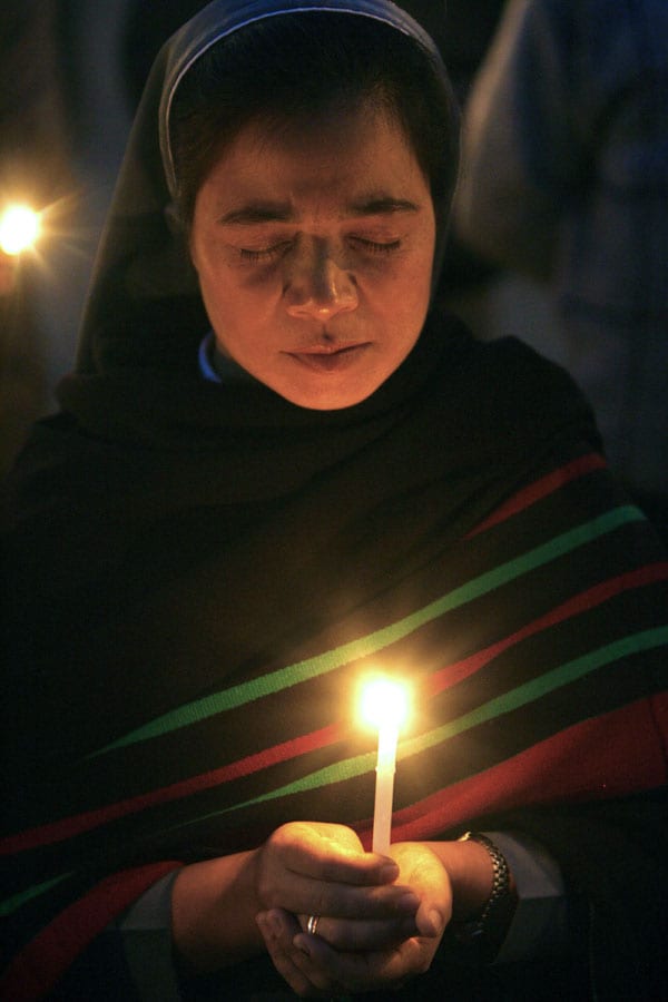 An Indian christian woman offers prayers during a multi-religious candle light vigil held in memory of the people who died in the Mumbai attacks in New Delhi on November 28, 2008.(AFP photo)