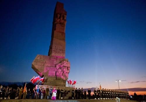 <span class="lh16 fa fs12 fb">Polish navy soldiers and honor guards are pictured on early September 1, 2009 during ceremonies marking the anniversary of the first day of World War II at Westerplatte Monument in Gdansk. (AFP Photo)</span>