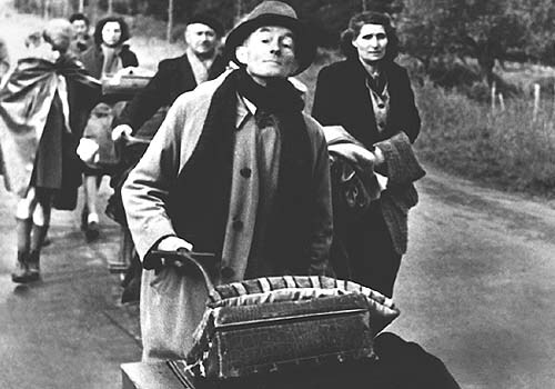 <span class="lh16 fa fs12 fb">Picture dated June 1940 showing French civilians fleeing the German army offensive in the north of France during WW2. About 10 millions people fled toward the south during this period. (AFP Photo)</span>