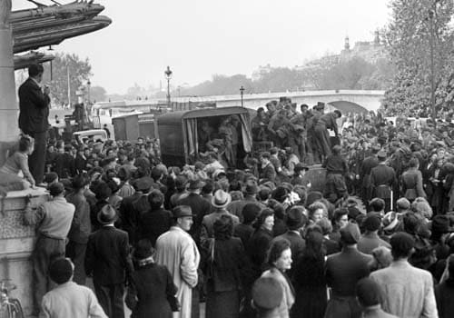 <span class="lh16 fa fs12 fb">Some French WWII prisoners arrive in April 1945 in Paris after they were released by Allied forces in occupied Germany. Allied forces liberated in April 32.000 prisoners from German Nazi camps. (AFP Photo)</span>