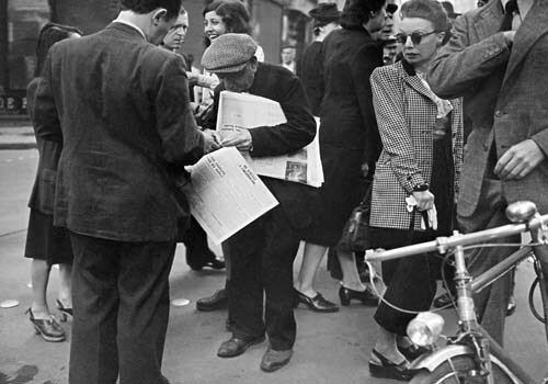 <span class="lh16 fa fs12 fb">A newsagent sells 25 August 1944 newspapers telling the story of the Liberation of Paris. The night of 24-25 August 1944 troops of the 2nd Armored Division under French General Jacques Leclerc's command entered Paris. (AFP Photo)</span>