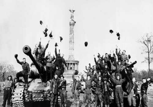 <span class="lh16 fa fs12 fb">A picture taken in May 1945 shows Soviet Army soldiers celebrating in Berlin. (AFP Photo)</span>