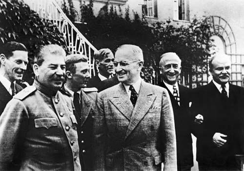 <span class="lh16 fa fs12 fb">Soviet leader Stalin (L) and US President Truman (C), chat during the Potsdam conference to negotiate the destiny of Germany and the future of Europe after WWII, from 17 July to 02 August 1945. Others unidentified. (AFP Photo)</span>