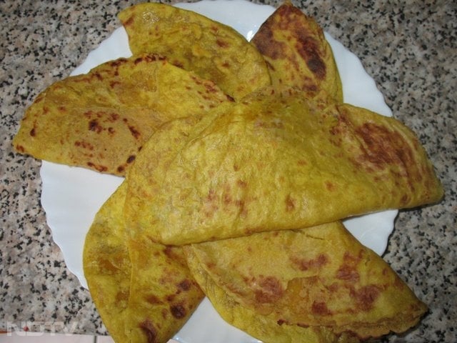 आप इस संक्रांति पर महाराष्ट्रीय डिश पुरन पोली भी बना सकते हैं, ये मीठी और कुरकुरी बेस्ड फिलिंग से भरी होती है.