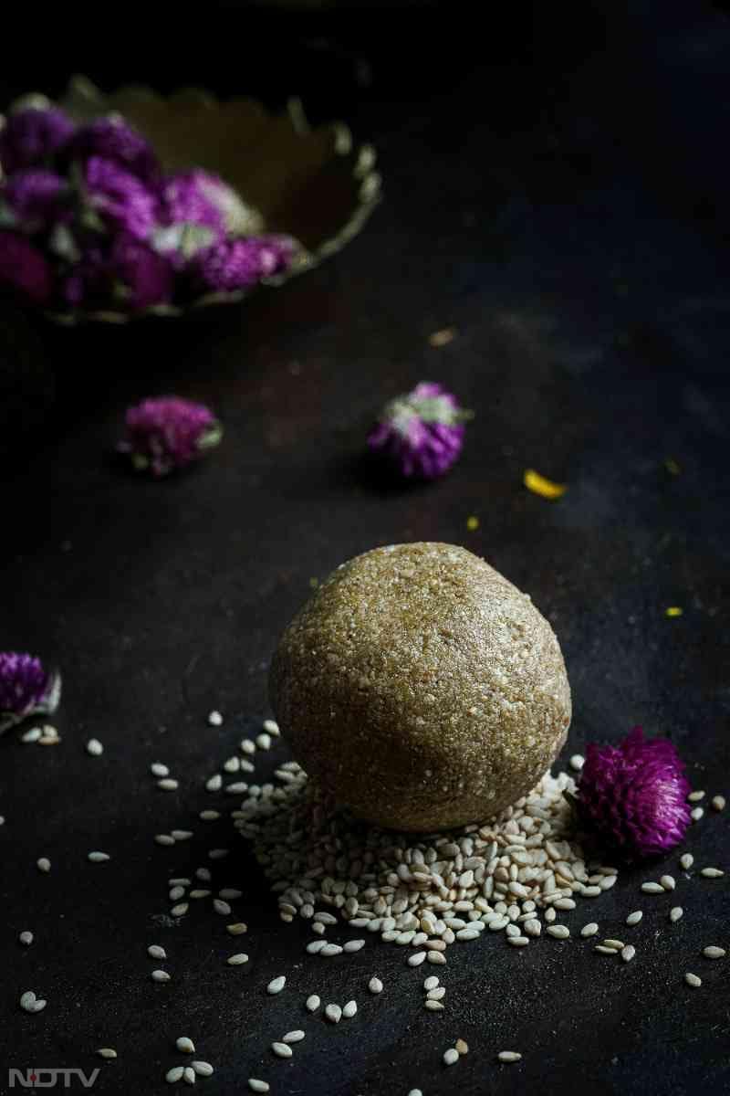 आप मकर संक्रांति पर तिल और गुड़ से बने लड्डू भी बना सकते हैं, ये बहुत स्वादिष्ट और  पौष्टिक होते हैं.