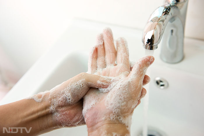 हाथों को धुलें