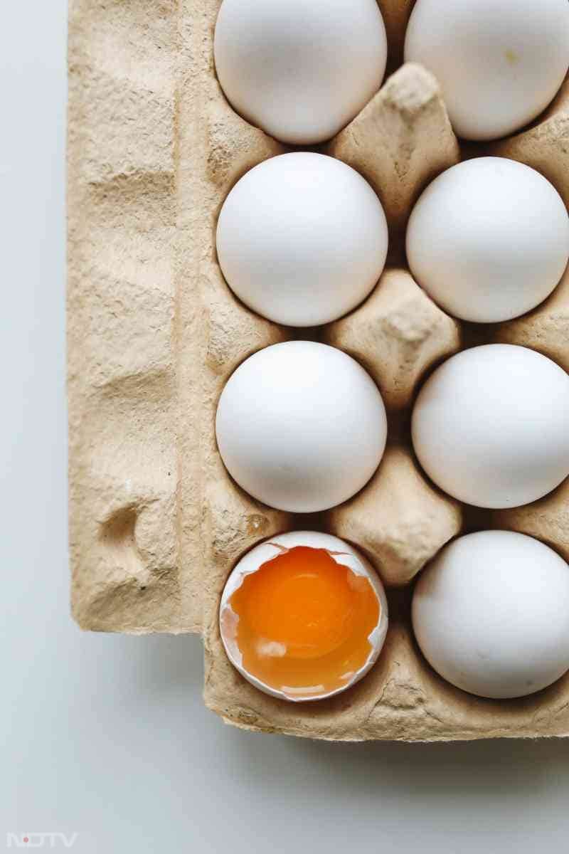 2 चम्&zwj;मच ऑलिव ऑयल को एक अंडे में मिलाकर बालों पर लगाएं और आधे घंटे के लिए छोड़ दें. बालों को शैम्पू से धो लें. Pic Credit- Pexels