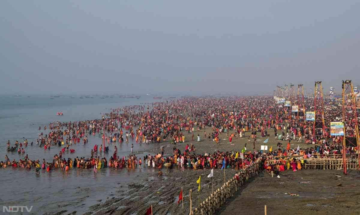 पवित्र स्नानों की शुरुआत मकर संक्रांति से होती है, जो साल 2026 में 14 और 15 जनवरी को मनाई जा रही है. इस दिन पवित्र नदी में स्नान करने से तन और मन दोनों शुद्ध होते हैं और जीवन में सुख-समृद्धि आती है.