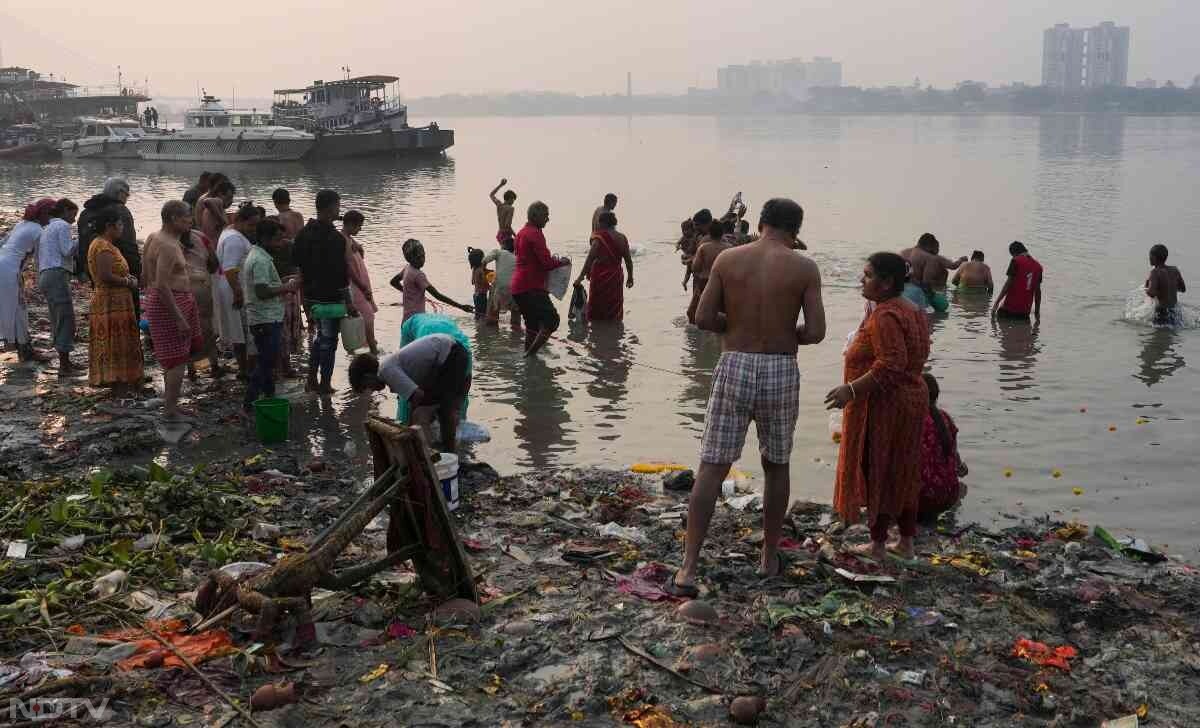 साल का अंतिम प्रमुख स्नान कार्तिक पूर्णिमा को होगा, जो 24 नवंबर को पड़ेगी. इस दिन पवित्र नदियों और सरोवरों में स्नान करने से आत्मिक शुद्धि होती है.