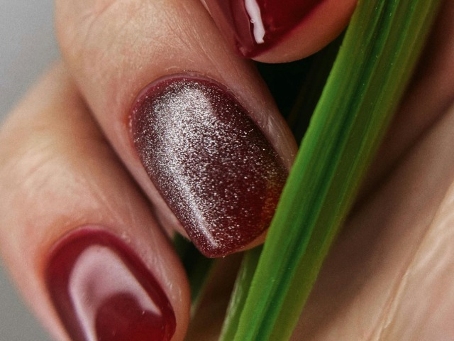 5 टिप्&zwj;स, जिनसे लंबे समय तक हाथों पर टिकेगी नेल पॉलिश