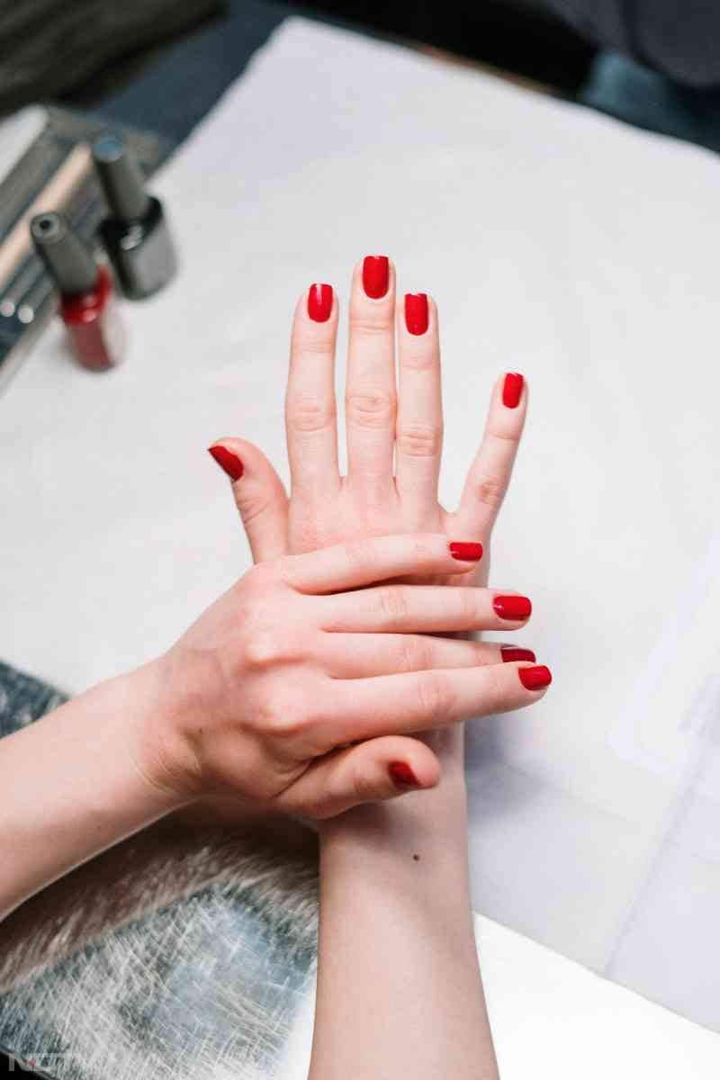 हमेशा ब्रांडेड और अच्छी क्वालिटी वाली नेल पॉलिश ही चुनें.