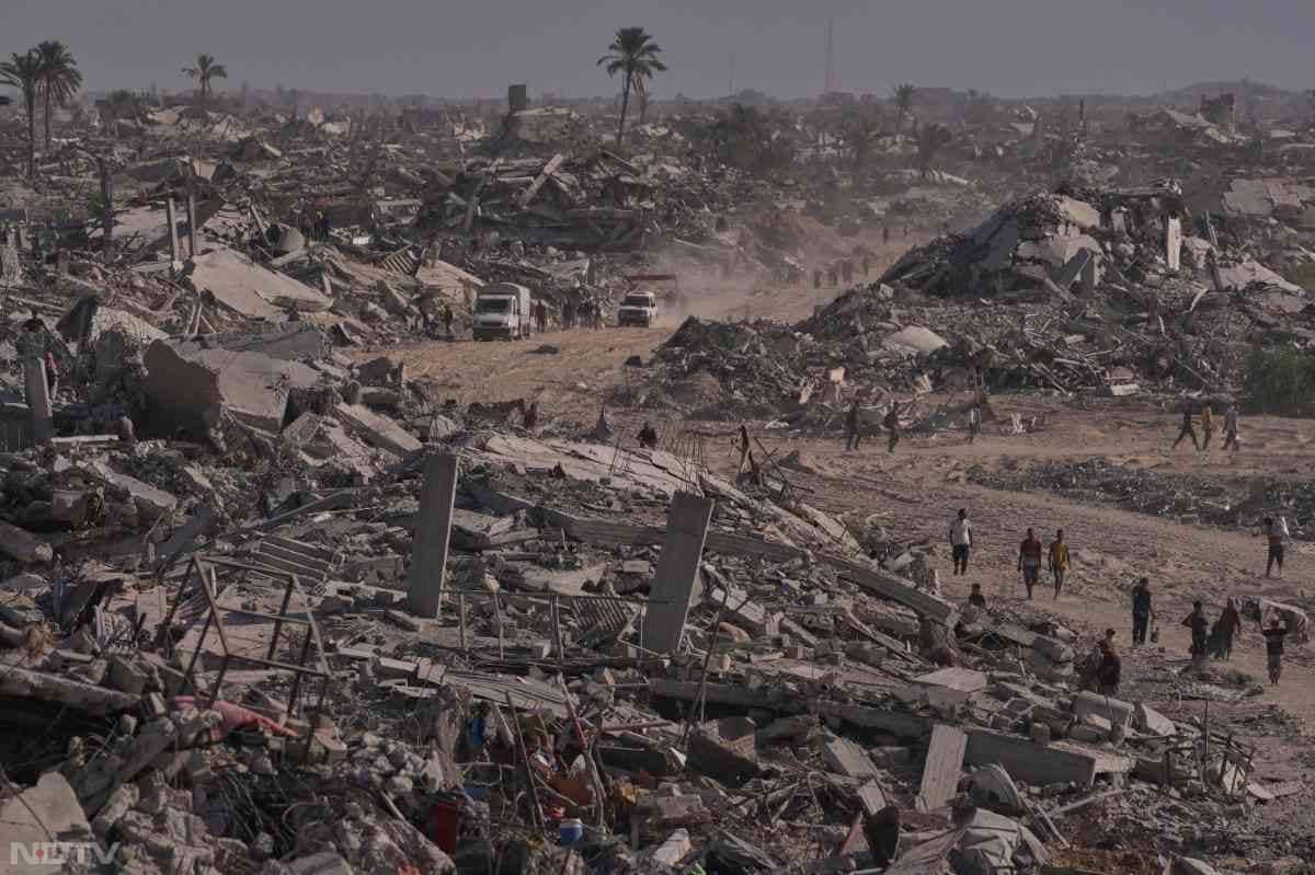 गाजा के स्वास्थ्य मंत्रालय का कहना है कि पिछले 24 घंटों में नष्ट हुई इमारतों के मलबे के नीचे से 60 फलस्तीनियों के शव बरामद किए गए हैं और उन्हें अस्पतालों में पहुंचाया गया है. इस तरह, इजरायल और हमास के बीच युद्धविराम लागू होने और इज़राइली सैनिकों के गाजा के कुछ हिस्सों से पीछे हटने के बाद से पिछले चार दिनों में बरामद शवों की संख्या 200 हो गई है.