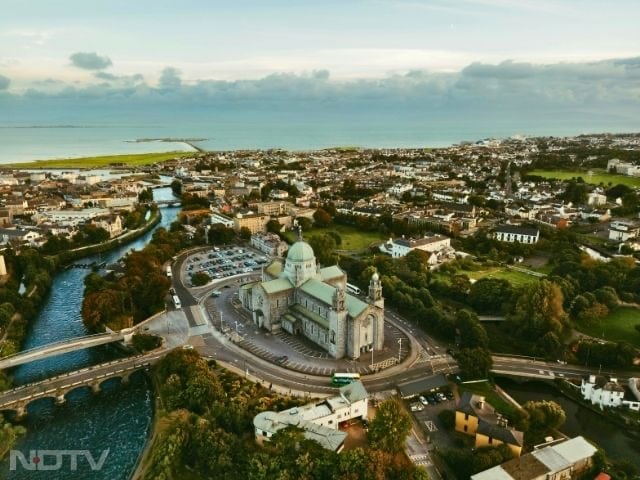 5. Experience Galway City: Galway thrives with music, art and festivals. Its cobbled streets, lively pubs and cultural events make it a vibrant stop. It also serves as a gateway to the Aran Islands and the scenic Connemara region.