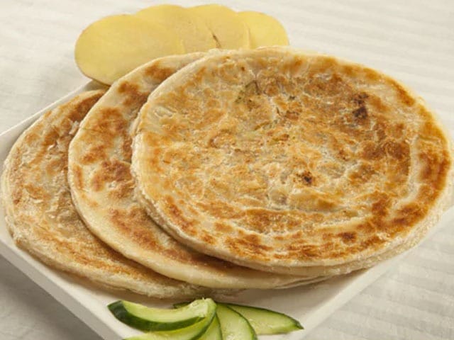 <strong><a href="https://food.ndtv.com/recipe-puran-poli-951645">Click here for recipe</a></strong><br>
Puran Poli is always mentioned when talking about Maharashtrian desserts. Puran Poli is a sweetbread packed with a sweet dal filling that is all about indulgence