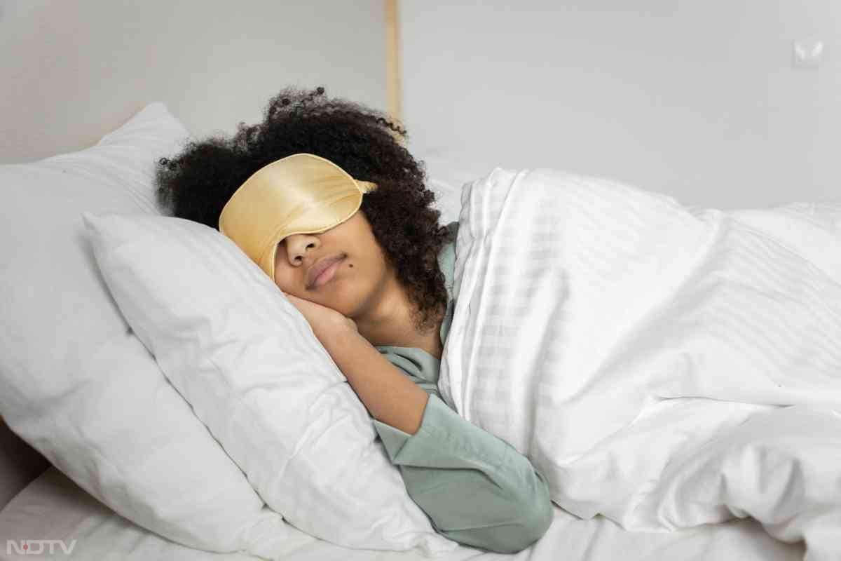 रात में सोने से पहले गर्म पानी से हल्का स्नान करने से शरीर रिलैक्स होता है और मांसपेशियों की जकड़न कम होती है.