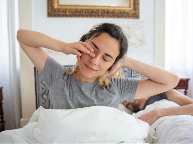 सर्दियों में सुबह जल्&zwj;दी उठने के 7 ट्रिक्&zwj;स