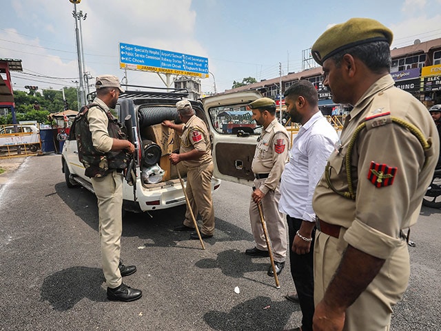 जम्मू में स्वतंत्रता दिवस के तहत एक वाहन की जांच करते हुए कुछ पुलिसकर्मी. (फोटो: पीटीआई)