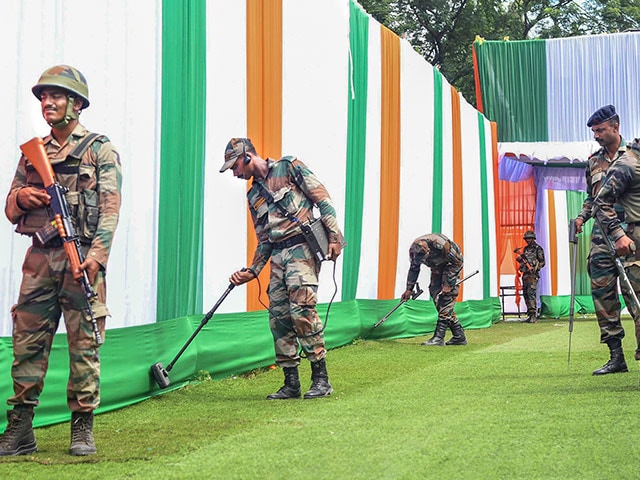 गुवाहाटी में पशु चिकित्सा महाविद्यालय परिसर में सुरक्षाकर्मी मेटल डिटेक्टरों का उपयोग करके स्वतंत्रता दिवस समारोह कार्यक्रम के एक स्थल का निरीक्षण करते हुए. (फोटो: पीटीआई)