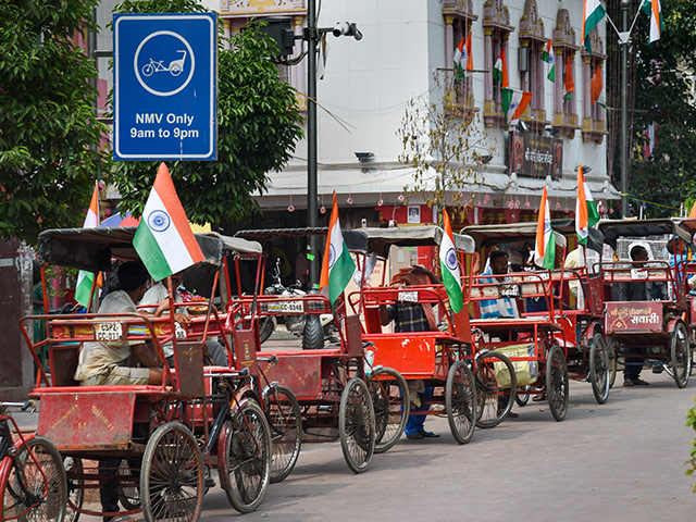 स्वतंत्रता दिवस से पहले नई दिल्ली में लाल किले के पास, 'आजादी का अमृत महोत्सव' समारोह के तहत रिक्शा चालकों ने अपने रिक्शे पर राष्ट्रीय ध्वज लगाया. (फोटो: पीटीआई)