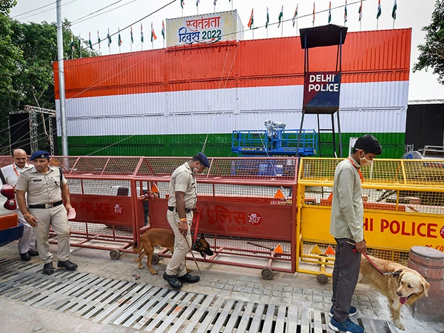 रविवार को स्वतंत्रता दिवस की 75वीं वर्षगांठ पर नई दिल्ली में लाल किले के पास खोजी कुत्तों के साथ सुरक्षाकर्मी निरीक्षण करते हुए. (फोटो: पीटीआई)