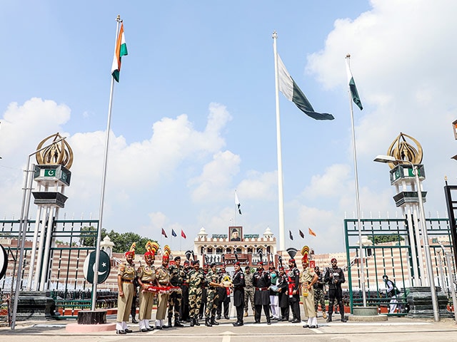 वहीं, पाकिस्तान रेंजर्स और सीमा सुरक्षा बल (बीएसएफ) ने रविवार को अटारी-वाघा सीमा पर पाकिस्तान के स्वतंत्रता दिवस के अवसर पर मिठाइयों का आदान-प्रदान किया. (फोटो: पीटीआई)