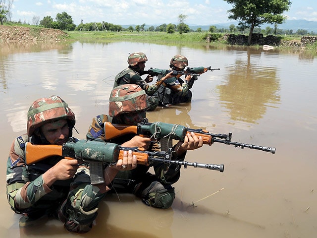 भारतीय सेना के जवान अखनूर में स्वतंत्रता दिवस समारोह से पहले कड़ी निगरानी करते हुए नियंत्रण रेखा के पास जोश में नज़र आए. (फोटो: पीटीआई)