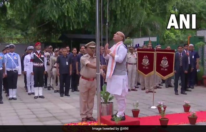 रक्षा मंत्री राजनाथ सिंह ने स्वतंत्रता दिवस के अवसर पर दिल्ली स्थित अपने आवास पर राष्ट्रीय ध्वज फहराया. (फोटो: एएनआई)