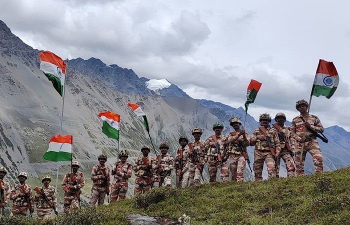 वहीं अरुणाचल प्रदेश के तवांग में ऊंची चोटी पर राष्ट्रीय ध्वज के साथ भारत-तिब्बत सीमा पुलिस (आईटीबीपी) के जवान नज़र आए.  (फोटो: एएनआई)