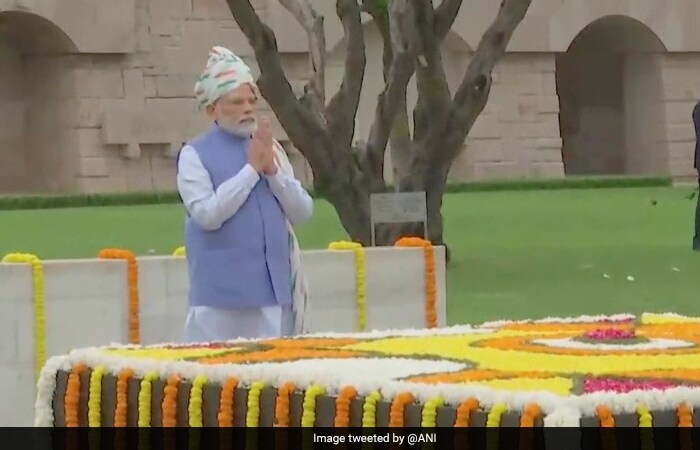 वहीं पीएम मोदी ने स्वतंत्रता दिवस के मौके पर राजघाट जाकर राष्ट्रपिता महात्मा गांधी की समाधि पर उन्हें श्रद्धाजंलि अर्पित की. (फोटो: एएनआई)