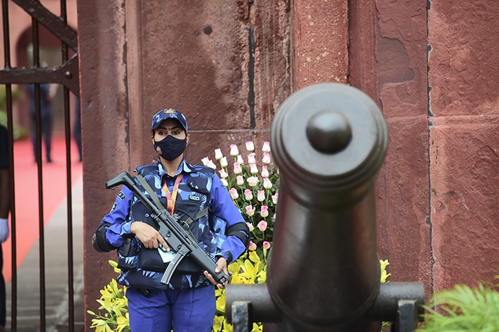 स्वतंत्रता दिवस समारोह के दौरान लाल किले पर पहरा देती महिला स्वाट टीम की सदस्य. (फोटो: पीटीआई)