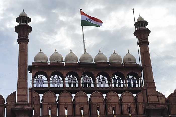 सोमवार को नई दिल्ली में लाल किले पर 76वें स्वतंत्रता दिवस समारोह के दौरान ट्राई-सर्विसेज बैंड परफॉर्म करते हुए. (फोटो: पीटीआई)