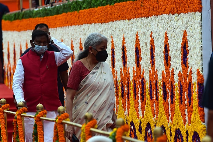 केंद्रीय मंत्री निर्मला सीतारमण और अर्जुन मुदा भी स्वतंत्रता दिवस समारोह के लिए लाल किले पर पहुंचे.  (फोटो: पीटीआई)