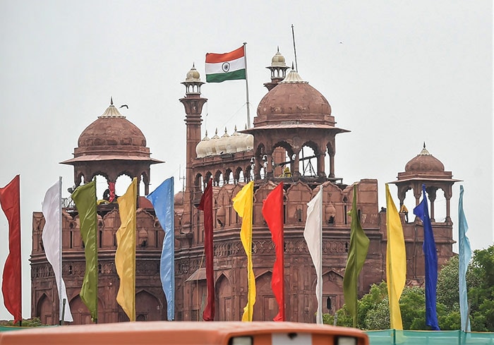 स्वतंत्रता दिवस समारोह से पहले लाल किले पर खास तैयारियां की जा रही हैं. (पीटीआई फोटो/कमल सिंह)