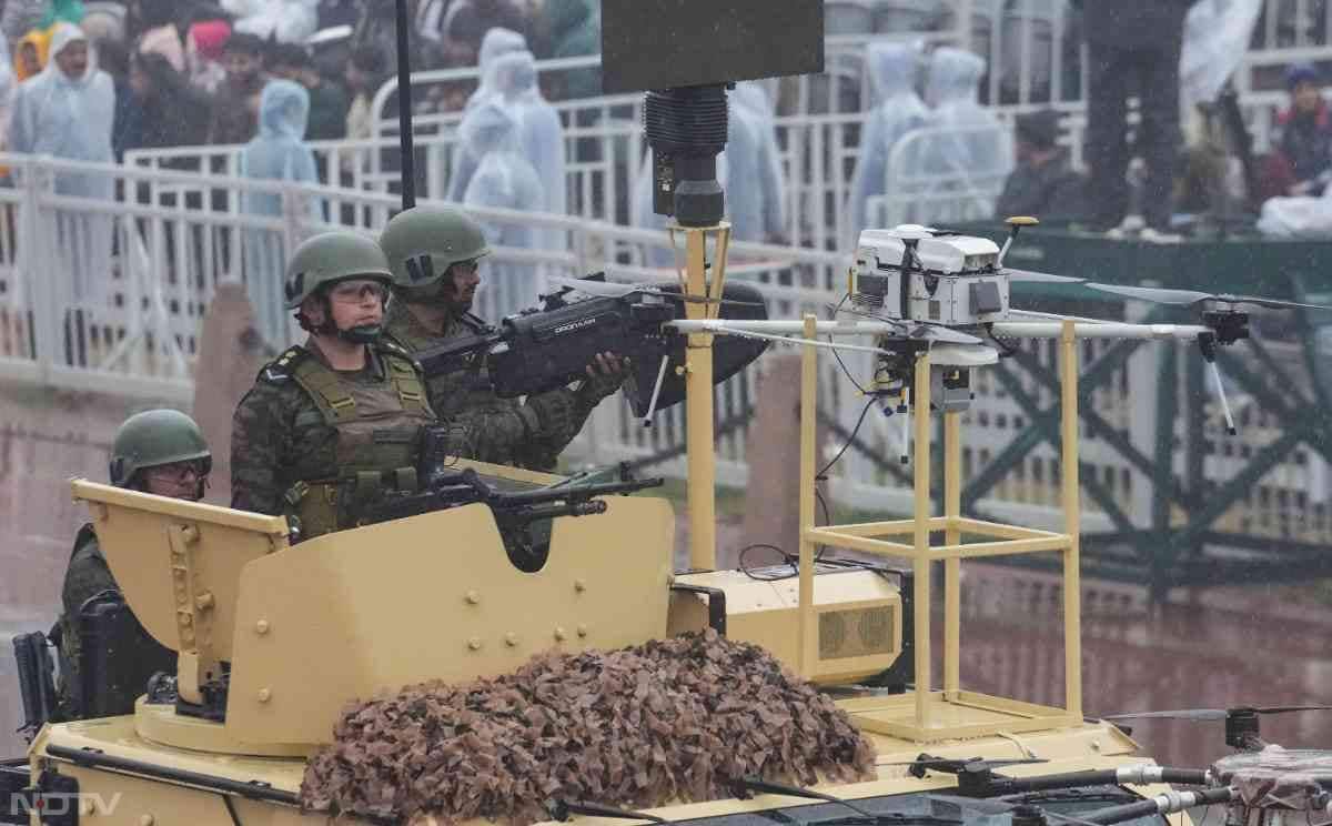 दिल्ली में 77वीं गणतंत्र दिवस परेड के लिए शुक्रवार को बारिश के बीच &lsquo;फुल ड्रेस रिहर्सल' किया गया. सैन्य कर्मियों और कलाकारों ने भीगते हुए कर्तव्य पथ पर मार्च किया.