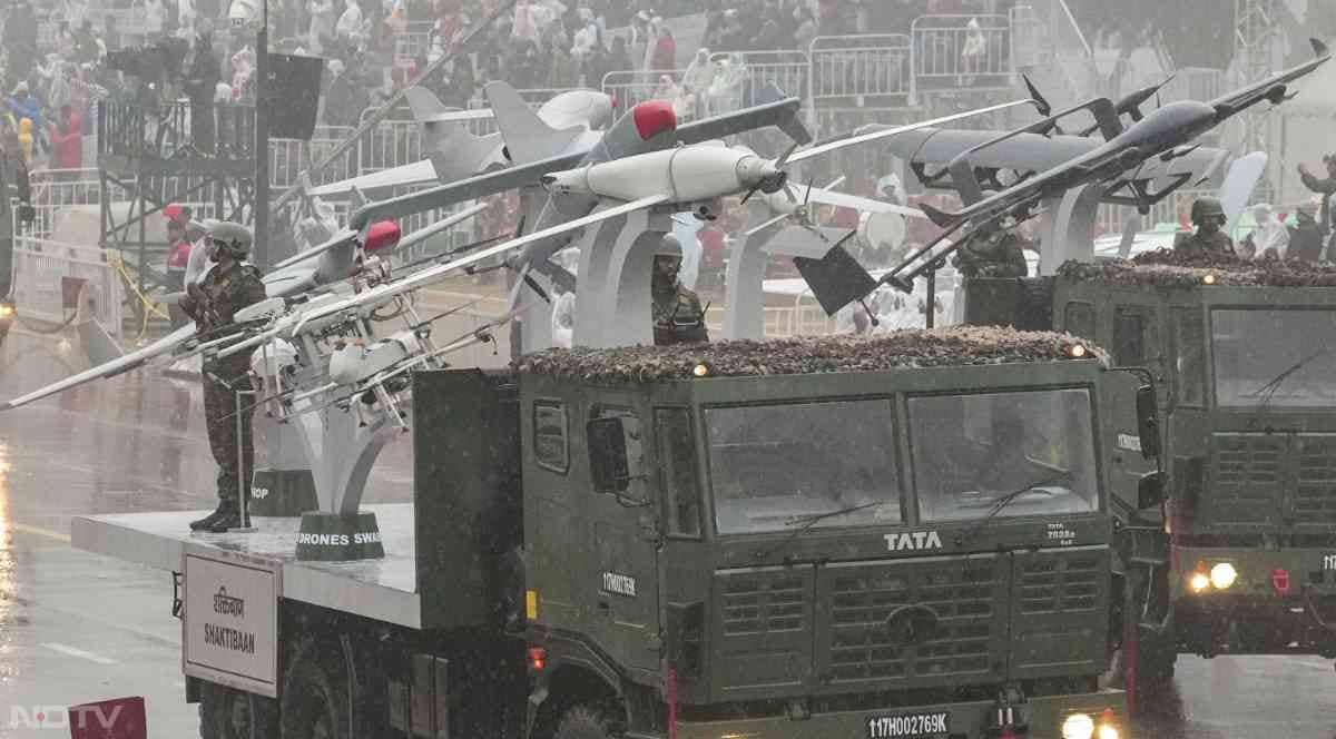 परेड के मार्ग, विजय चौक से लाल किले तक विभिन्न हथियार प्रणालियों के साथ सैन्यकर्मी मार्च करते हुए निकले, और भीगने के बावजूद उन्होंने उच्च मनोबल और जोश का प्रदर्शन किया.