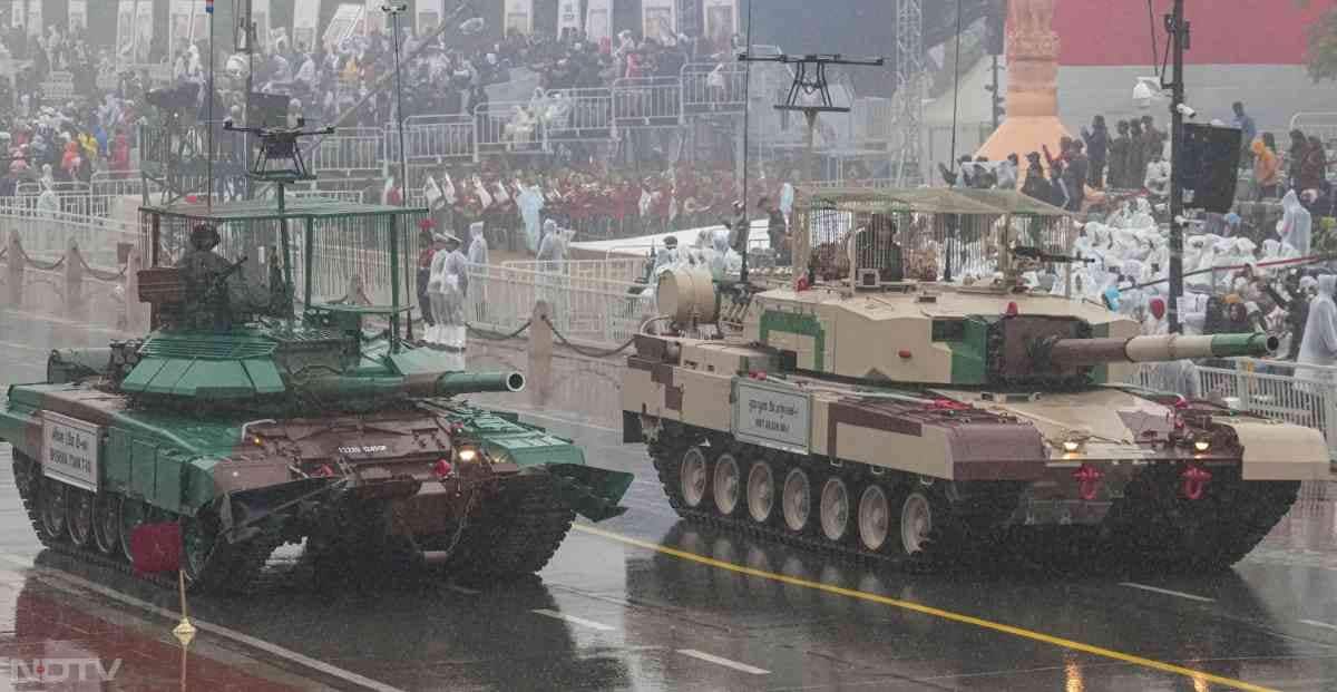 परेड के मुख्य आकर्षणों में से एक, फ्लाईपास्ट देखने के लिए विशेष रूप से आए कई दर्शक निराश हुए. हालांकि, कुछ लोगों ने कहा कि वे भारत की सैन्य शक्ति और सांस्कृतिक विरासत के भव्य प्रदर्शन को देखकर भी संतुष्ट हैं.