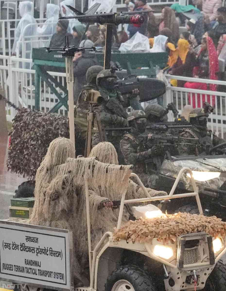 जितनी ऊर्जा के साथ सेना, नौसेना, भारतीय वायु सेना और अर्धसैनिक बलों की सैन्य टुकड़ियां कर्तव्य पथ पर आगे बढ़ रहीं थीं, उनको देखकर दर्शकों में भी ऊर्जा भर गई.