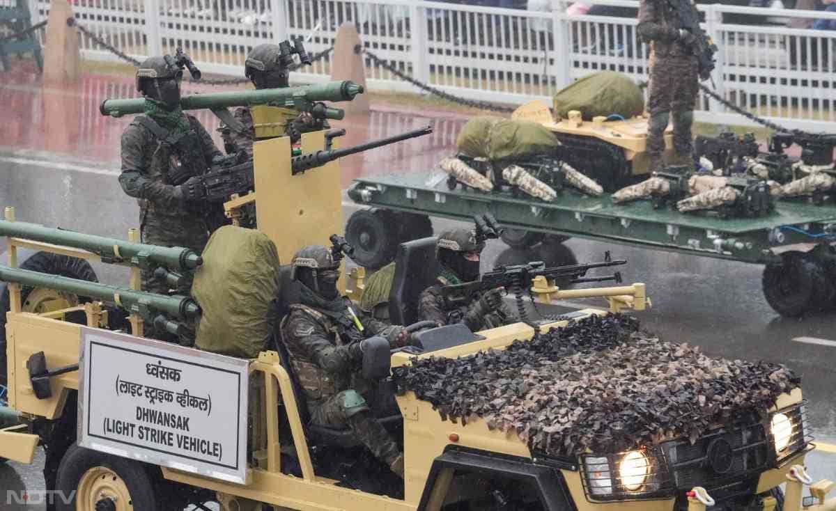 सैन्य मामलों के विभाग की झांकी में पिछले साल पाकिस्तान के खिलाफ &lsquo;ऑपरेशन सिंदूर' में भारत की जीत और निर्णायक कार्रवाई के दौरान सशस्त्र बलों की तीनों शाखाओं द्वारा प्रदर्शित एकजुटता को दर्शाया गया है.