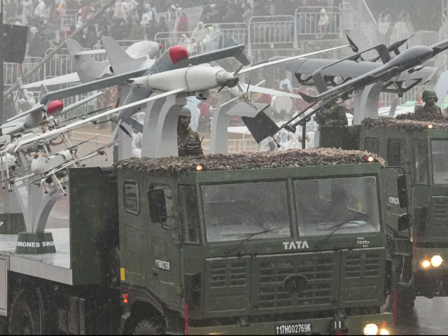 26 जनवर परेड रिहर्सल:  कर्तव्य पथ पर सेना का शौर्य, बारिश भी नहीं रोक पाई बढ़ते कदम