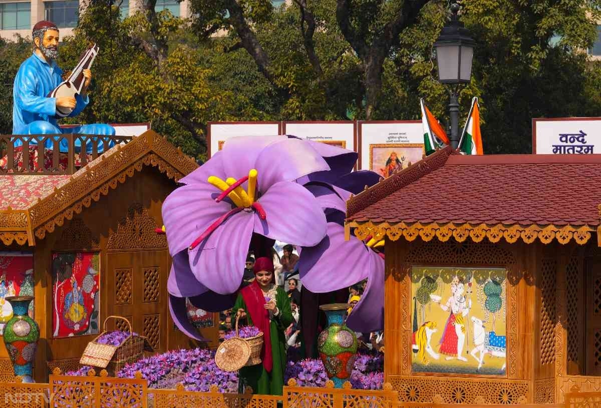 77वां गणतंत्र दिवस... कर्तव्य पथ पर राज्यों और मंत्रालयों की झांकियों में दिखा भारत का दम, देखें तस्वीरें