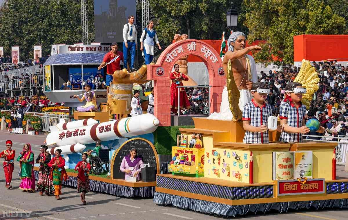 77वां गणतंत्र दिवस... कर्तव्य पथ पर राज्यों और मंत्रालयों की झांकियों में दिखा भारत का दम, देखें तस्वीरें