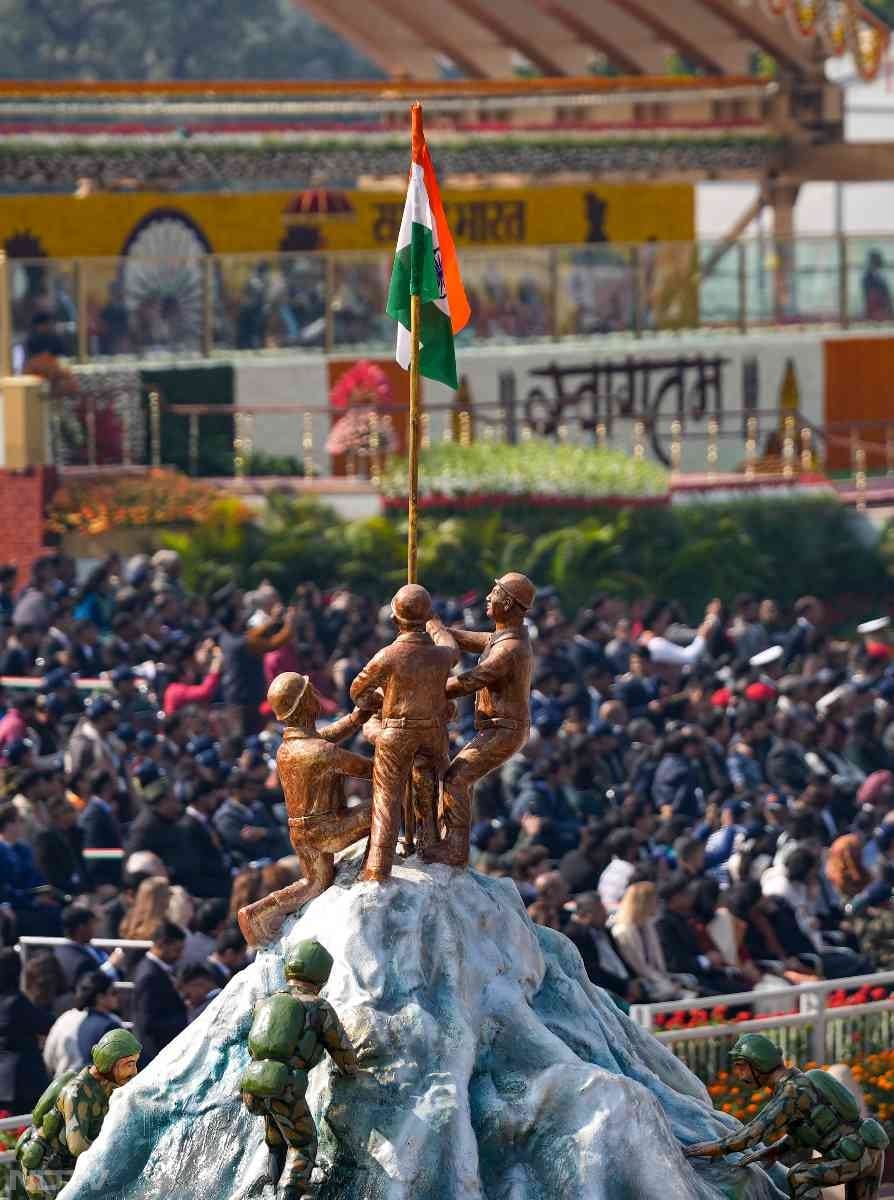 77वां गणतंत्र दिवस... कर्तव्य पथ पर राज्यों और मंत्रालयों की झांकियों में दिखा भारत का दम, देखें तस्वीरें