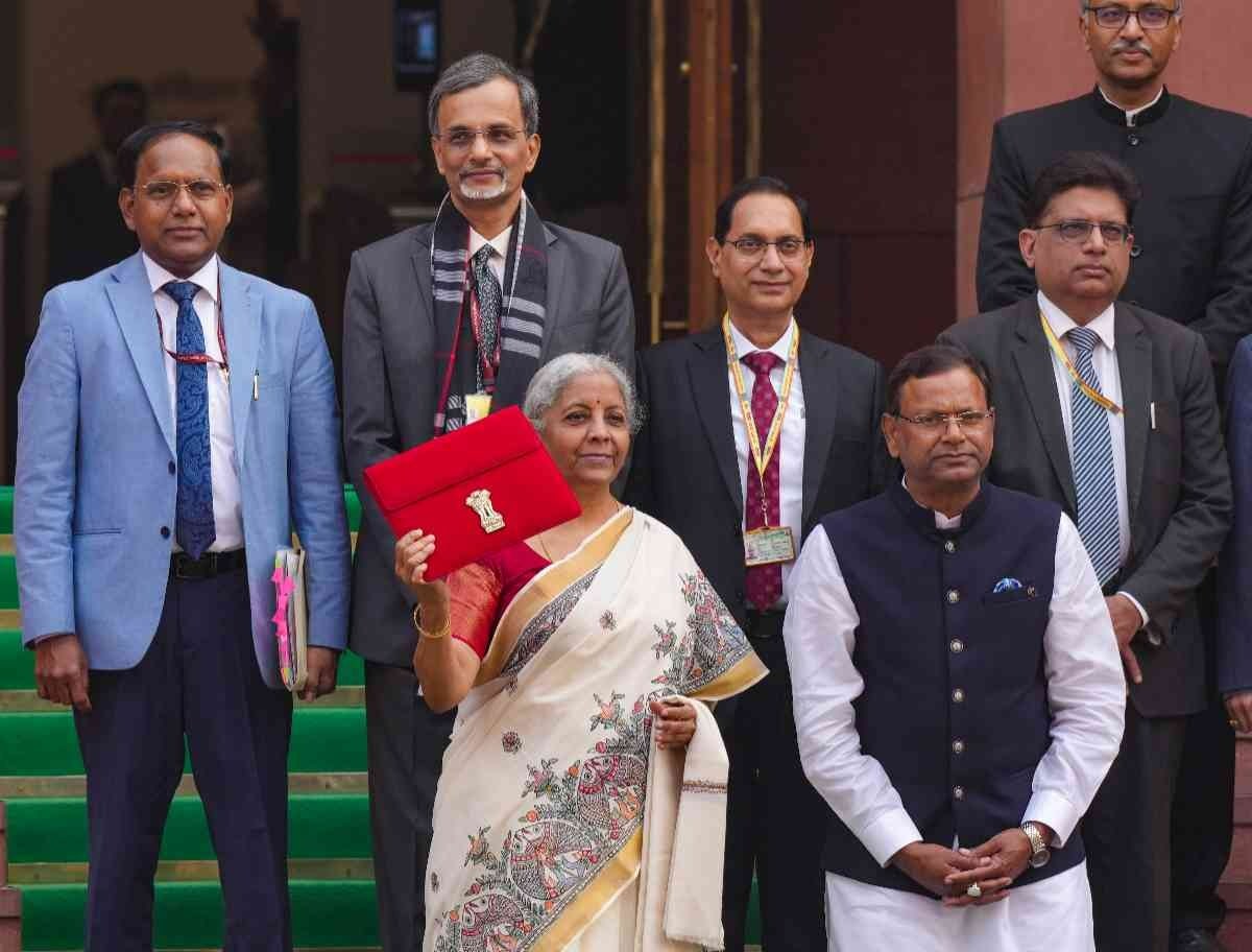 This year, she draped an off-white handloom silk saree with fish-themed embroidery and a golden border - a tribute to Madhubani Art. The saree was made by Padma awardee Dulari Devi.